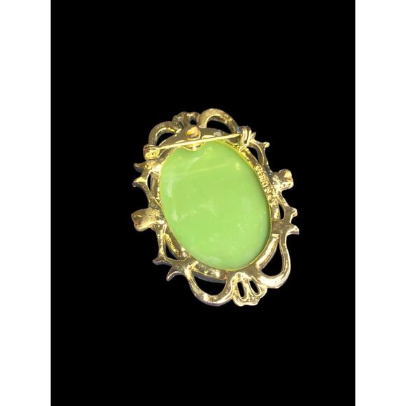 Vintage Signed Gerrys Brooch Pin Cameo White on Green Goldtone 2.25" x 1.5" - Picture 5 of 7